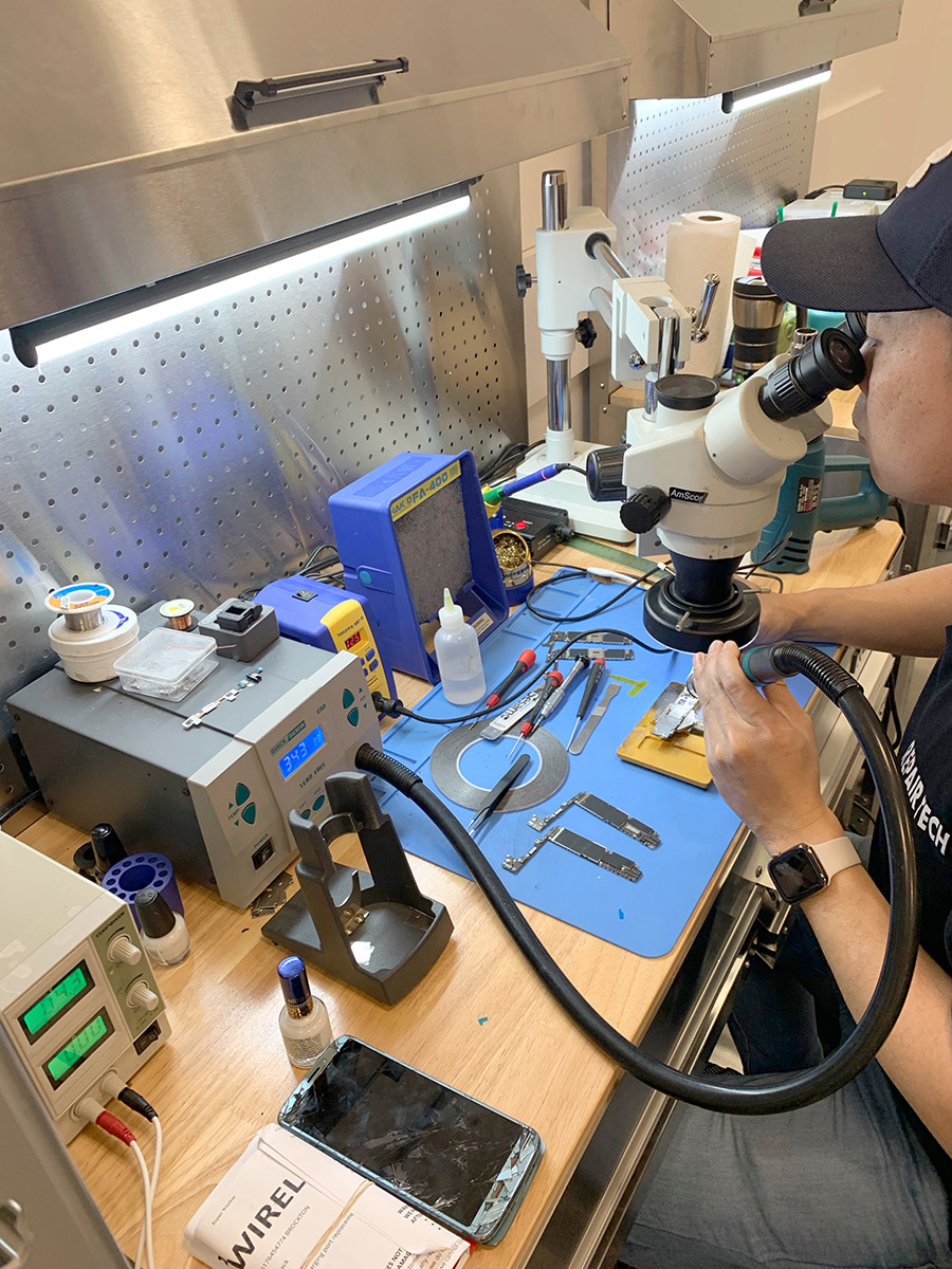 Microsoldering at Repair Wireless