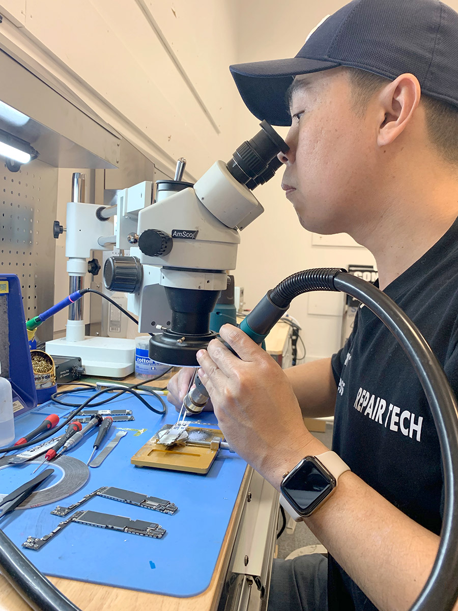 Microsoldering at Repair Wireless